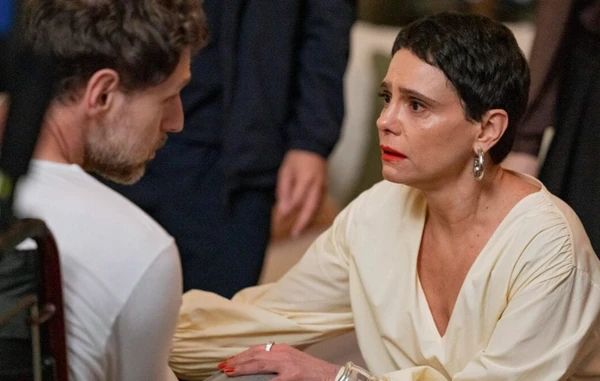 Leonardo reaparece na mansão dos Roitman por Reprodução | Globo