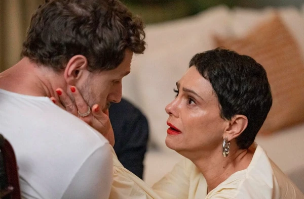 Leonardo reaparece na mansão dos Roitman por Reprodução | Globo