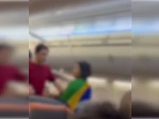 Imagem - Vídeo: mulher com bandeira do Brasil diz que não viaja com petistas e é expulsa de avião