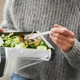 Imagem - Saiba como evitar os microplásticos que estão no alimentos que você come