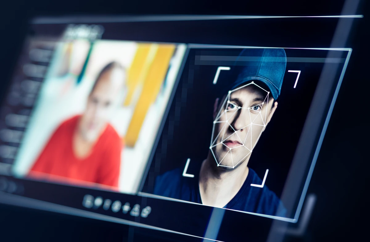 Deepfake é uma técnica de síntese de imagens ou sons humanos baseada em técnicas de inteligência artificial por Shutterstock