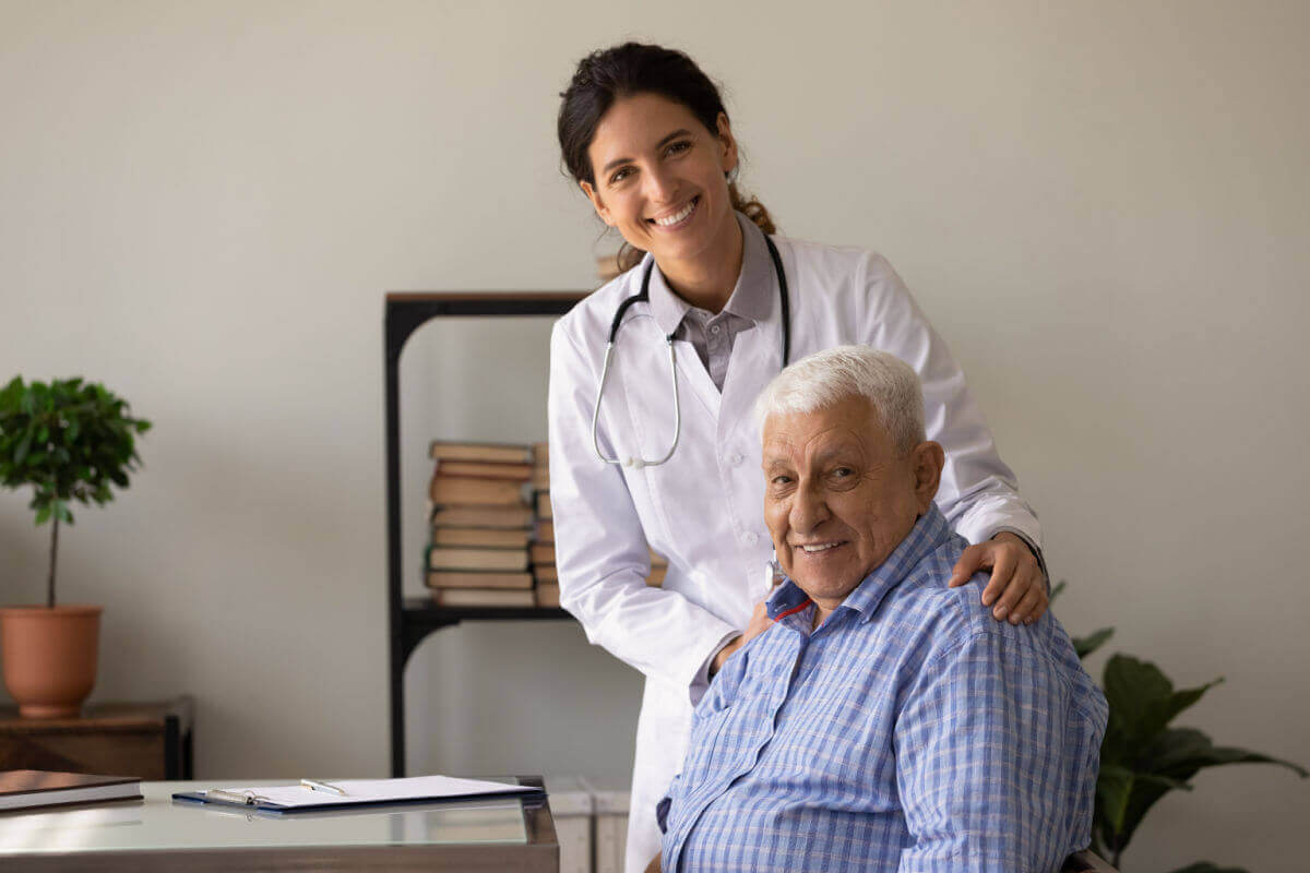 Direitos importantes para os idosos são garantidos por lei (Imagem: fizkes | Shutterstock)