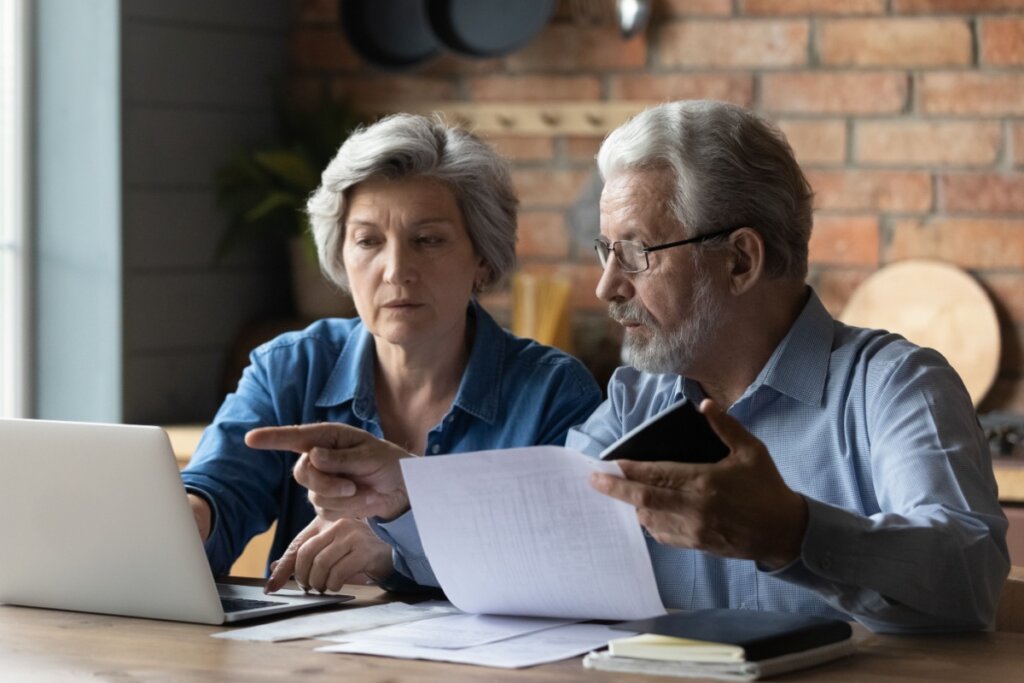 É dever da família, do poder público e da sociedade proteger o idoso contra abusos financeiros (Imagem: fizkes | Shutterstock)