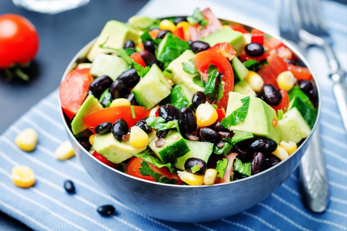 Salada de feijão-preto com abacate  (Imagem: Nataliya Arzamasova | Shutterstock)