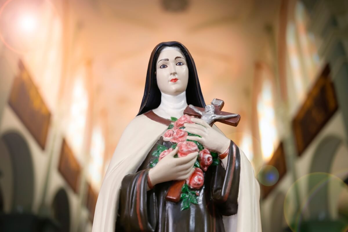 Santa Teresinha inspira os fiéis por sua fé inabalável e simplicidade (Imagem: Sidney de Almeida | Shutterstock)