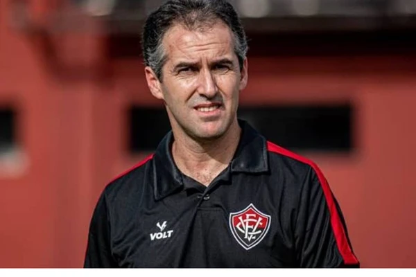 Léo Condé por Victor Ferreira/EC Vitória