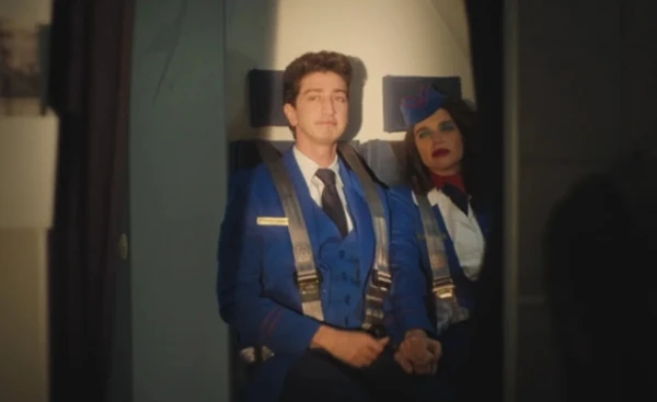 Série da HBO Max se inspira em ações clandestinas de comissários da Varig que contrabandeavam medicamentos para salvar pacientes com HIV no Brasil por Divulgação 