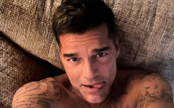 Ricky Martin exibe abdômen definido e tatuagem íntima em clique ousado no Instagram