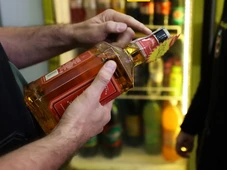Imagem - É seguro beber no final de semana? Veja os riscos de intoxicação por metanol