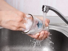 Imagem - Veja dicas de como evitar que o esmalte descasque lavando louça ou fazendo faxina