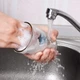 Imagem - Veja dicas de como evitar que o esmalte descasque lavando louça ou fazendo faxina