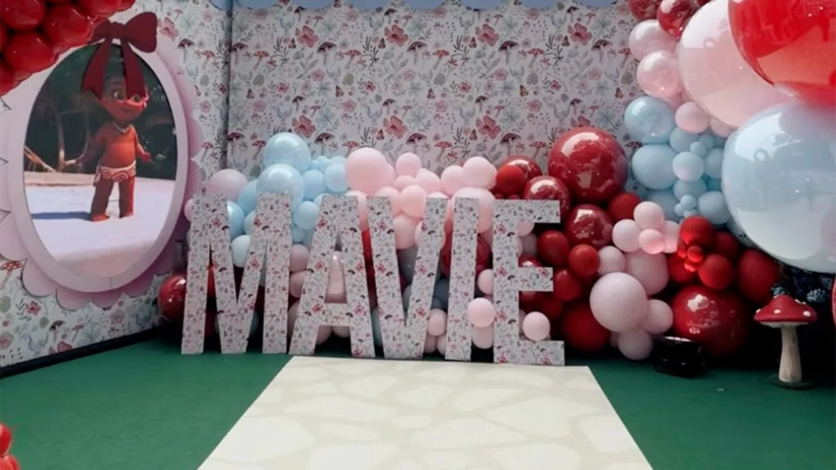 Decoração da festa de Mavie por Reprodução