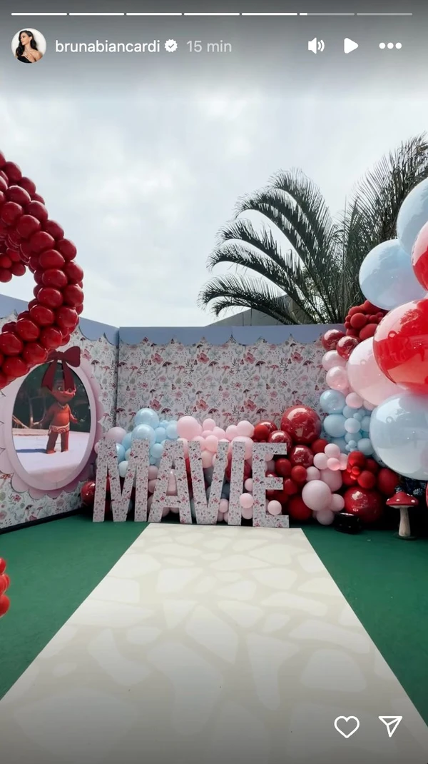 Decoração da festa de Mavie por Reprodução