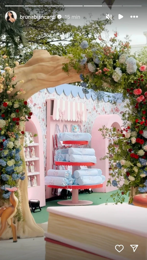 Decoração da festa de Mavie por Reprodução