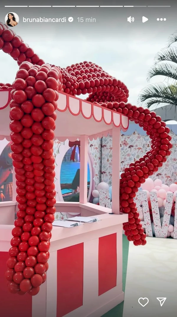 Decoração da festa de Mavie por Reprodução