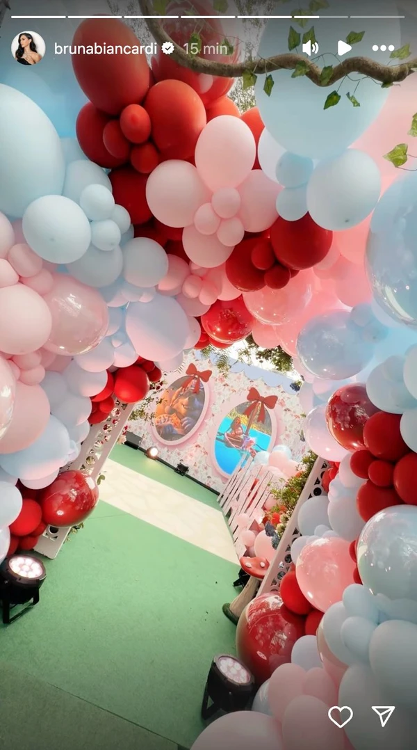 Decoração da festa de Mavie por Reprodução