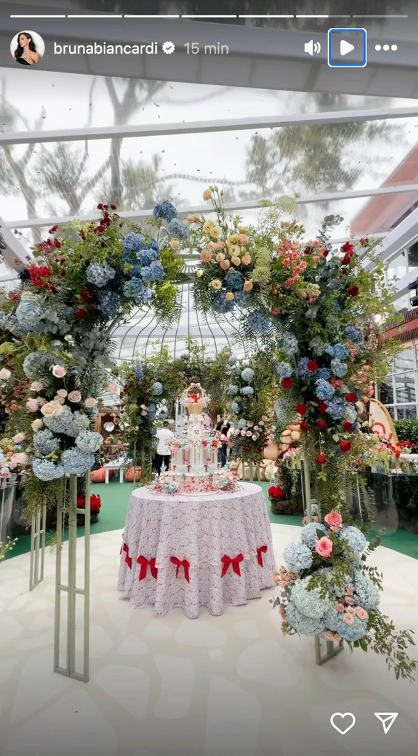 Decoração da festa de Mavie por Reprodução