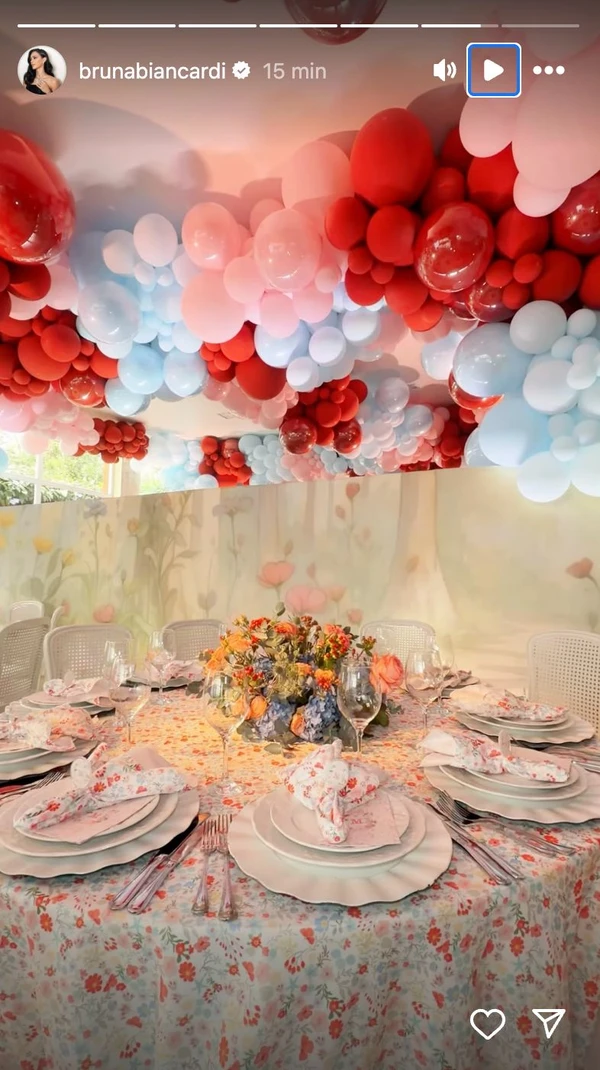 Decoração da festa de Mavie por Reprodução