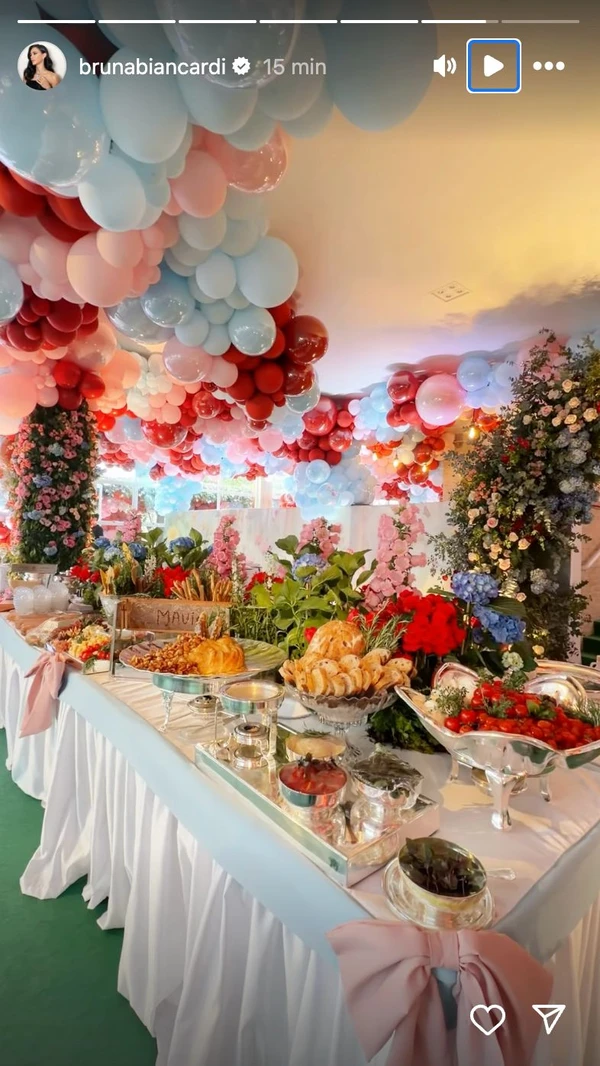Decoração da festa de Mavie por Reprodução