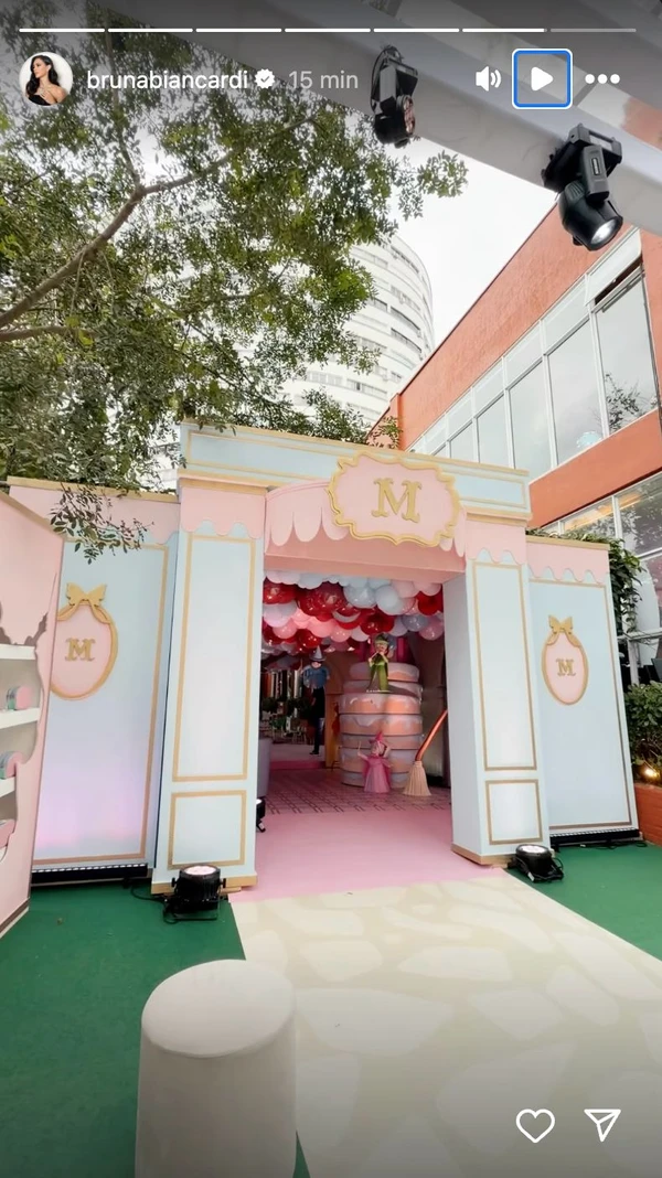 Decoração da festa de Mavie por Reprodução
