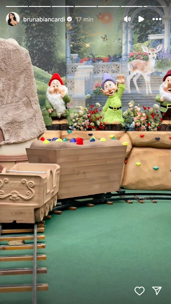 Decoração da festa de Mavie por Reprodução