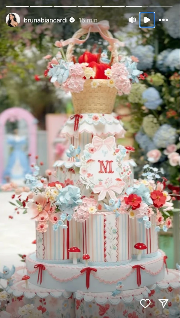 Decoração da festa de Mavie por Reprodução