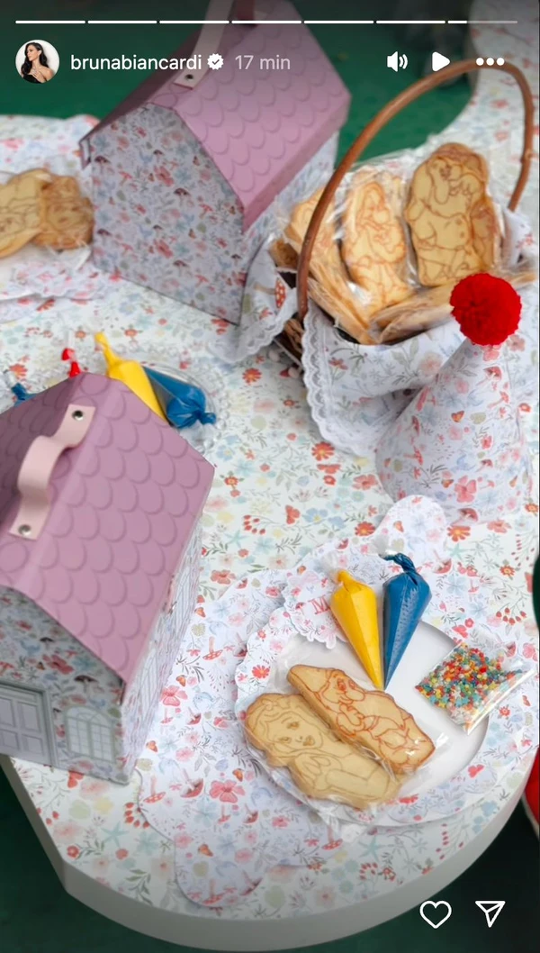 Decoração da festa de Mavie por Reprodução