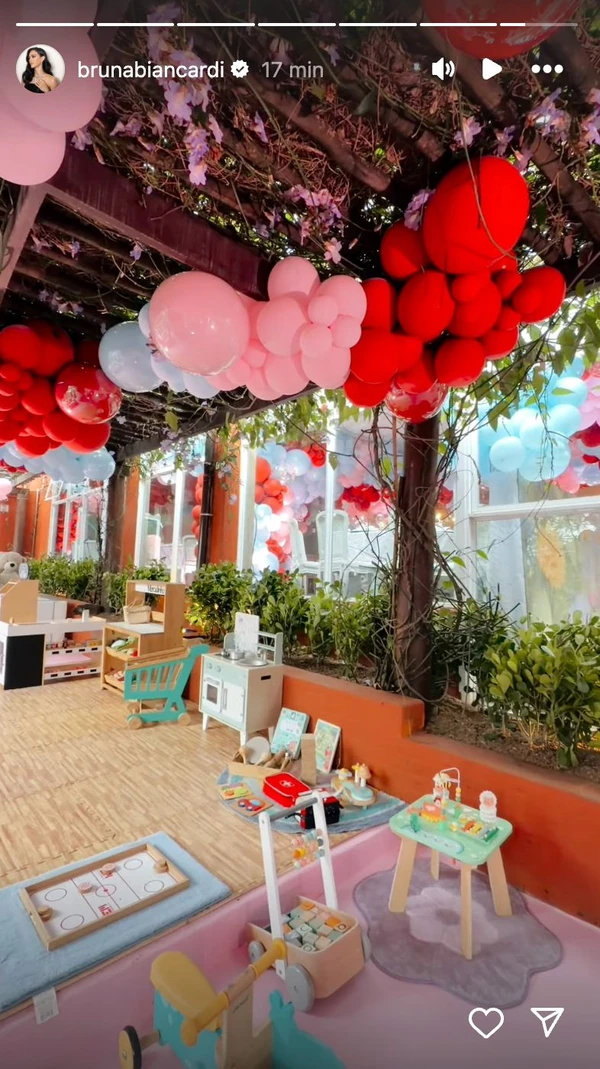 Decoração da festa de Mavie por Reprodução