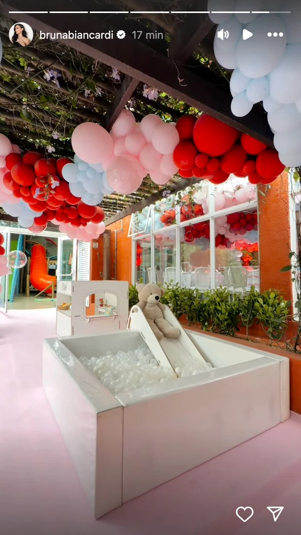 Decoração da festa de Mavie por Reprodução