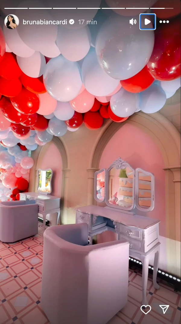 Decoração da festa de Mavie por Reprodução