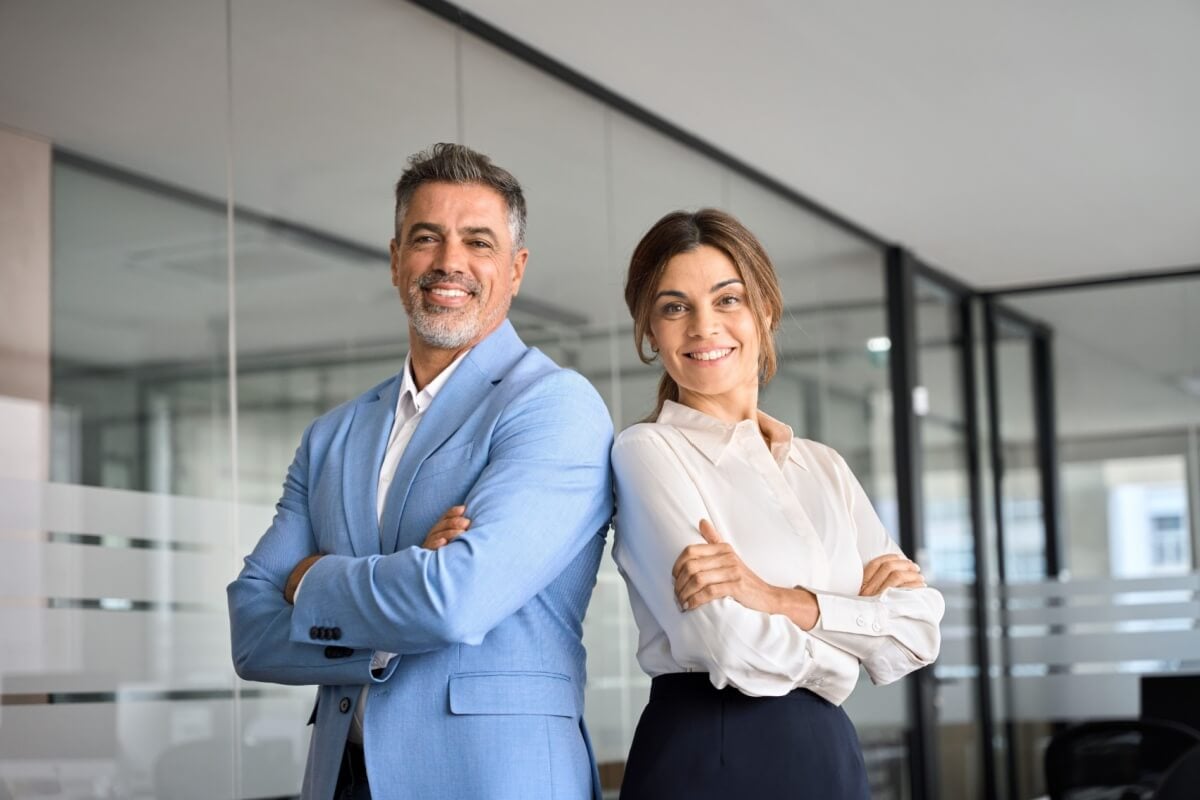 Ao trabalharem em conjunto, marketing e vendas fortalecem as chances de sucesso da empresa (Imagem: insta_photos | Shutterstock)