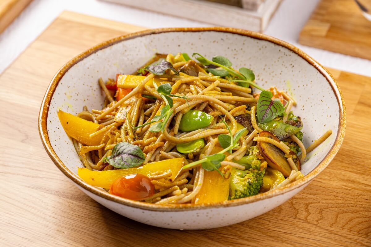 Massa com vegetais grelhados (Imagem: grafvision | Shutterstock)