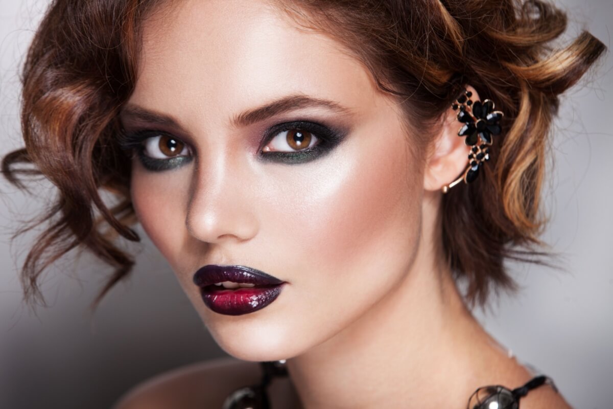 O dark glam é sobre equilibrar luz e sombra de forma sofisticada (Imagem: alionabirukova | Shutterstock)