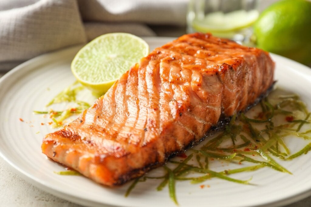 O salmão é um peixe rico em ômega 3, composto que favorece a imunidade (Imagem: New Africa | Shutterstock)