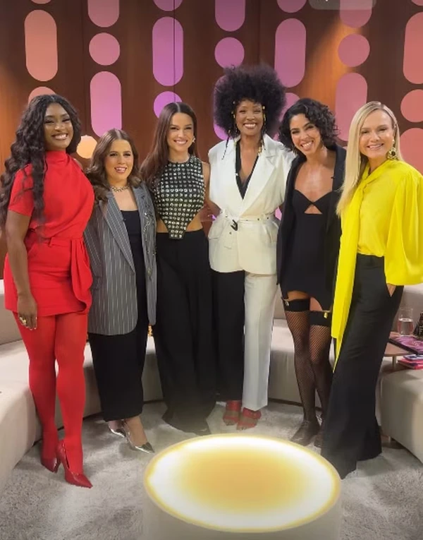 Isabel Fillardis (usando conjunto preto e branco) participou do Saia Justa comandado por Erika Januza, Tati Machado, Juliette, Bela Gil e Eliana por Reprodução/Redes Sociais 