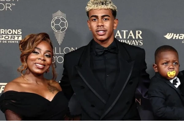 Sheila ao lado de seus dois filhos, Lamine Yamal e Kayne