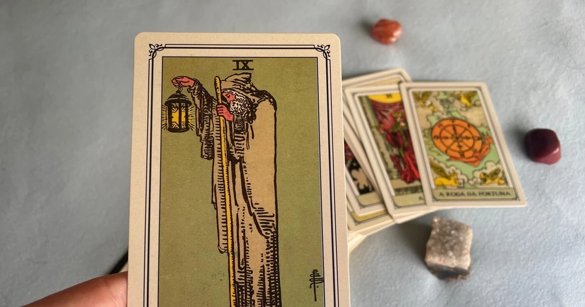 Imagem - Tarot do Dia: carta do Eremita pede silêncio interior e paciência neste sábado (4)