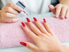 Imagem - Esmalte descasca rápido? Veja os erros mais comuns e como evitá-los para sua unha durar mais