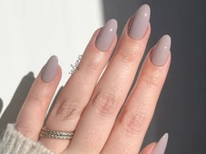 Imagem - Greige? Nova cor de esmalte vira tendência e promete aposentar o nude clássico nas unhas