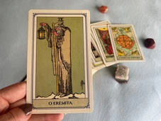 Imagem - Tarot do Dia: carta do Eremita pede silêncio interior e paciência neste sábado (4)