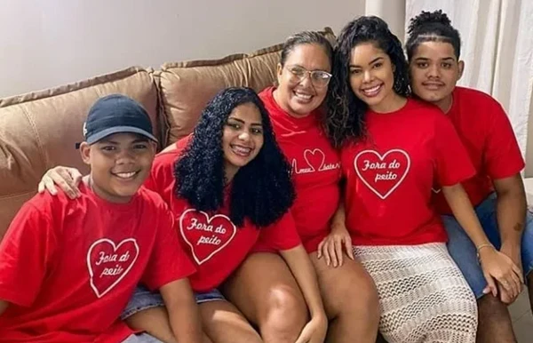 A influenciadora Sthe Matos e a família por Reprodução