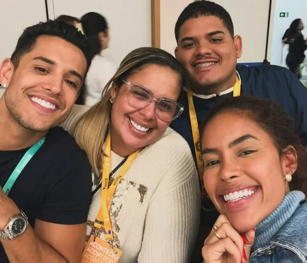 A influenciadora Sthe Matos e a família por Reprodução