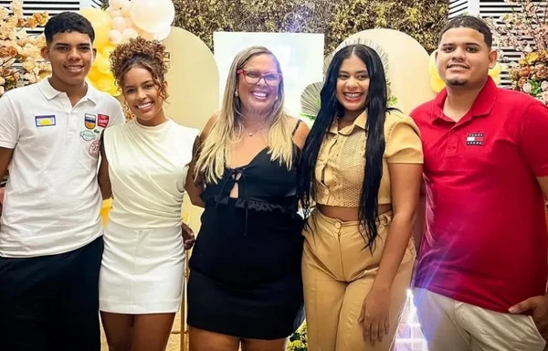 A influenciadora Sthe Matos e a família por Reprodução