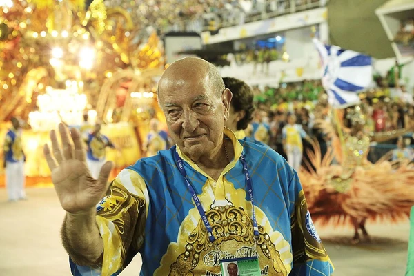 Anísio Abraão David (Anísio): Anísio é uma figura emblemática no jogo do bicho e presidente de honra da escola Beija-Flor de Nilópolis. Apesar de sua idade avançada, continua ativo no cenário carnavalesco e é considerado um dos últimos grandes nomes da cúpula do jogo do bicho.  por Alex Nunes/Agência brasil