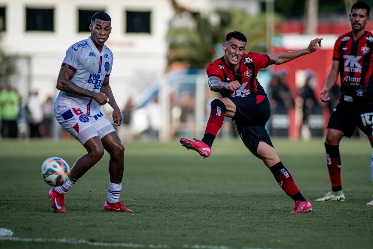 Baralhas e Jean Lucas em ação pela jogo de volta da final do Baianão de 2025