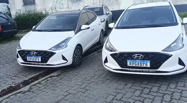Carros idênticos são encontrados em cidades diferentes da Bahia