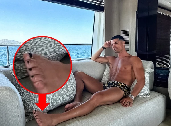 Cristiano Ronaldo pinta as unhas de preto por Reprodução