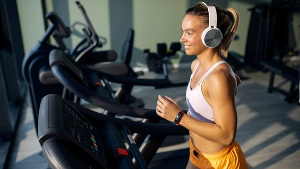 Descubra se é melhor treinar cedo para emagrecer ou mais tarde para performance