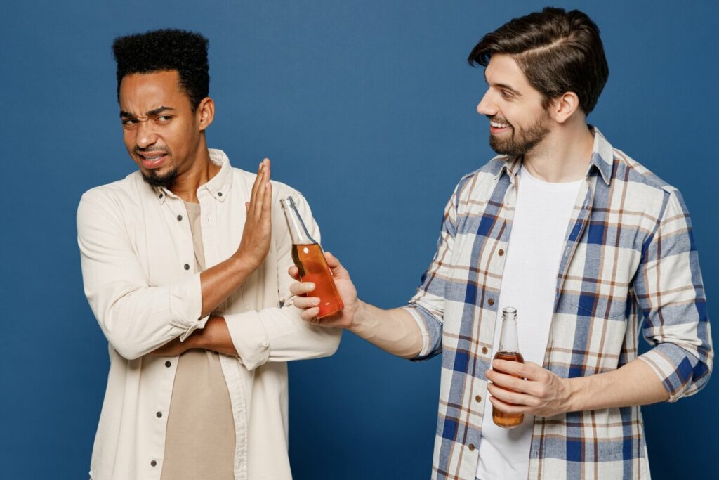 Por enquanto, é importante reduzir o consumo de álcool ao máximo (Imagem ViDI Studio | Shutterstock)