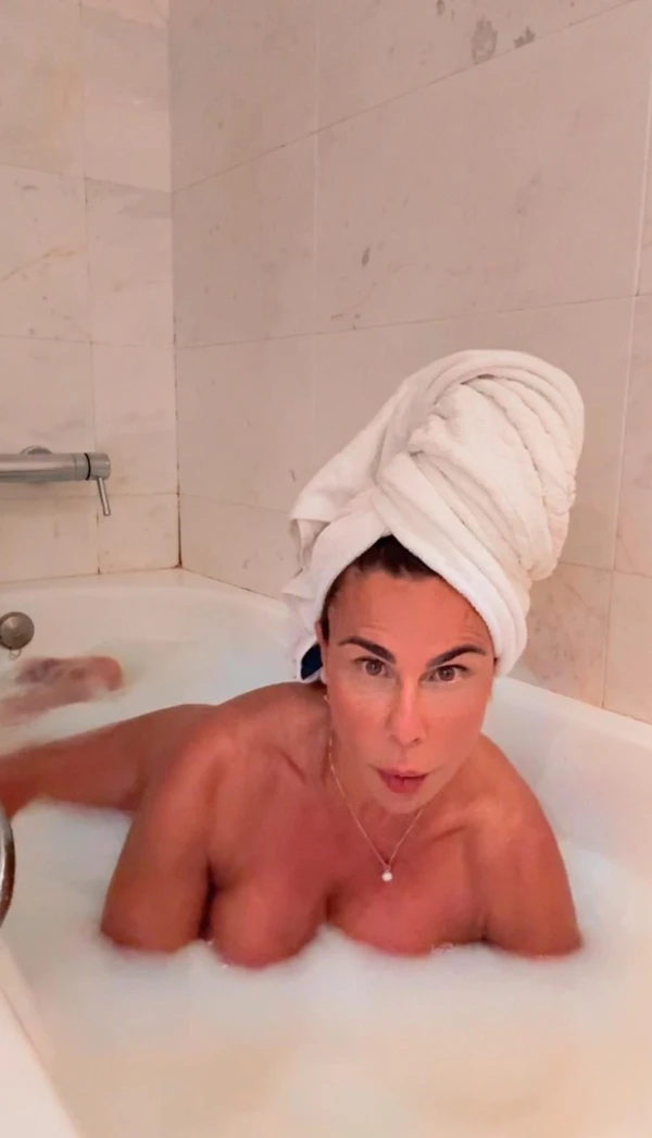 Inspirada em Cleópatra, vovó fitness aposta em banho de leite para rejuvenescimento da pele por Divulgação